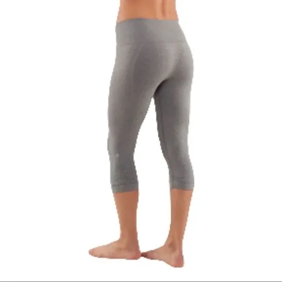 Lululemon Ebb & Flow Crop in grey super stretch size 6 EUC - Picture 2 of 8
